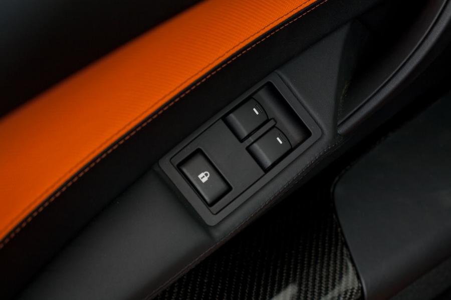 Детали интерьера Tesla Roadster Sport 2010 года  (фото 32 из 66)